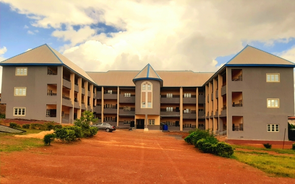 Conducive E- shaped school building with standard rails and connectivity Conducive E- shaped school building with standard rails and connectivity